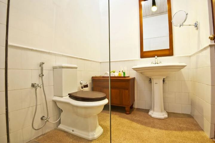 Room 10 of 27