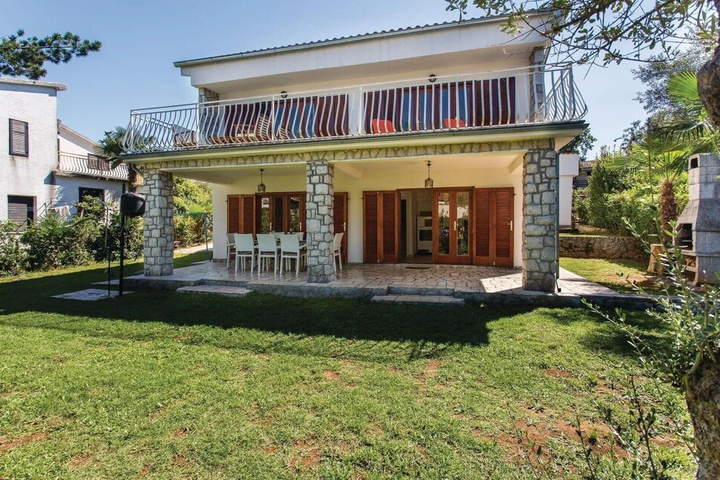 Amazing Home in Malinska With Wifi and 4 Bedrooms