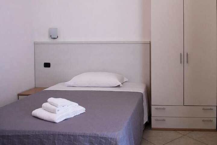 Room 15 of 25
