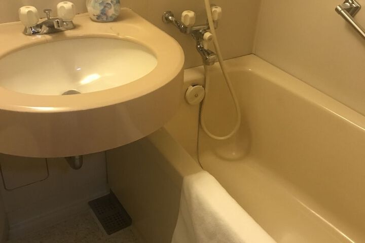 Room 11 of 32