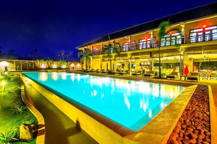 Hotel with Pool