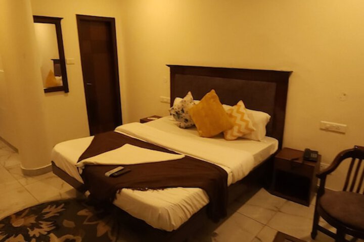 Room 6 of 28
