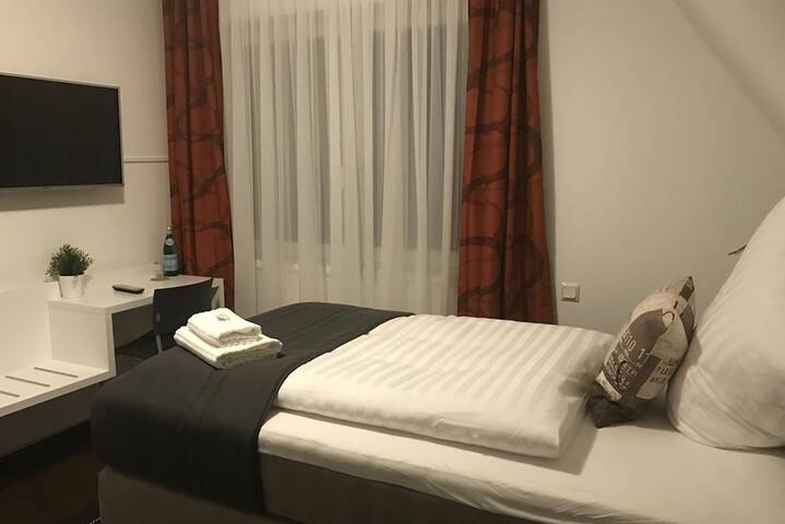 Room 3 of 10
