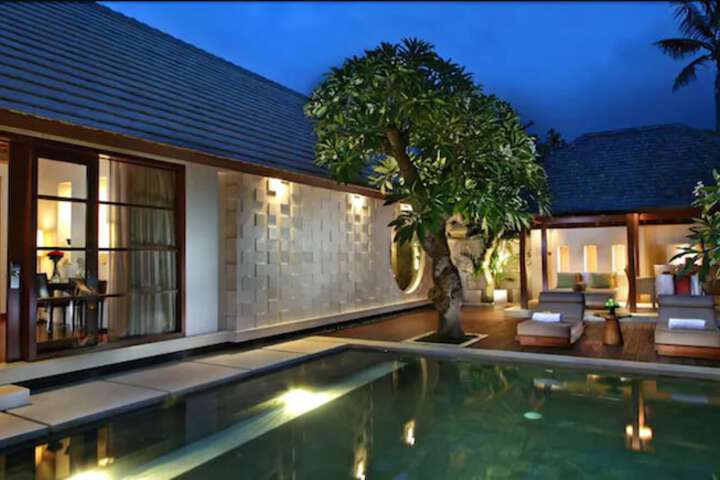Hotel Pool