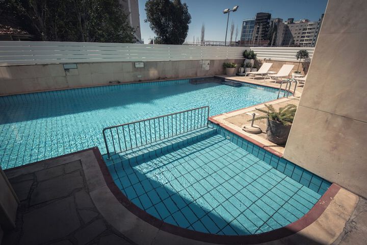 Swim-up bar