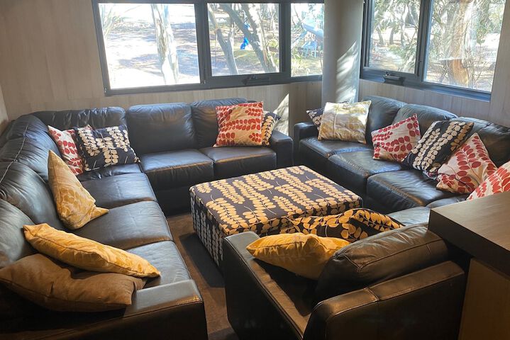 Lounge 10 of 18