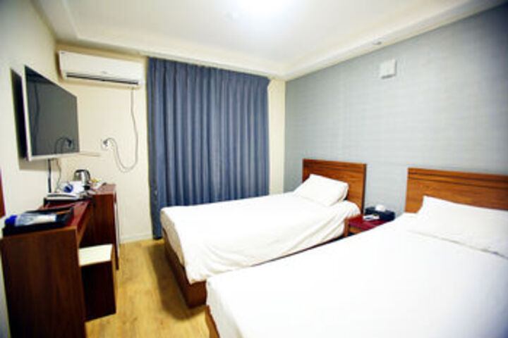 Room 11 of 18