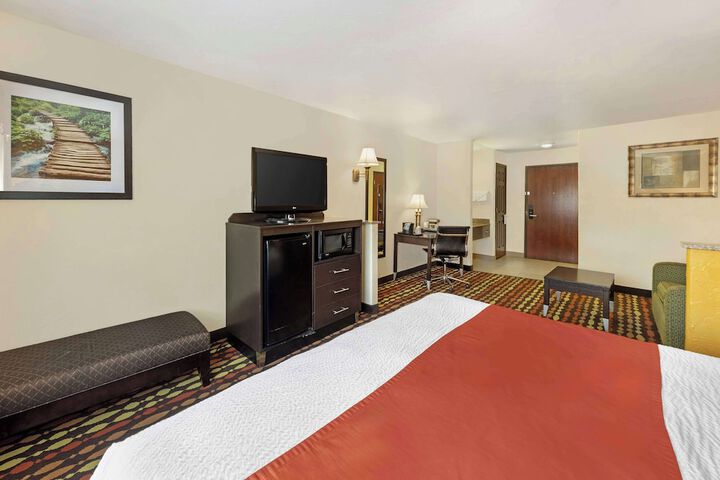 1 King Bed Pet Friendly Room High Speed Internet Accessible Microwave and Refrigerator Full (13 of 15)