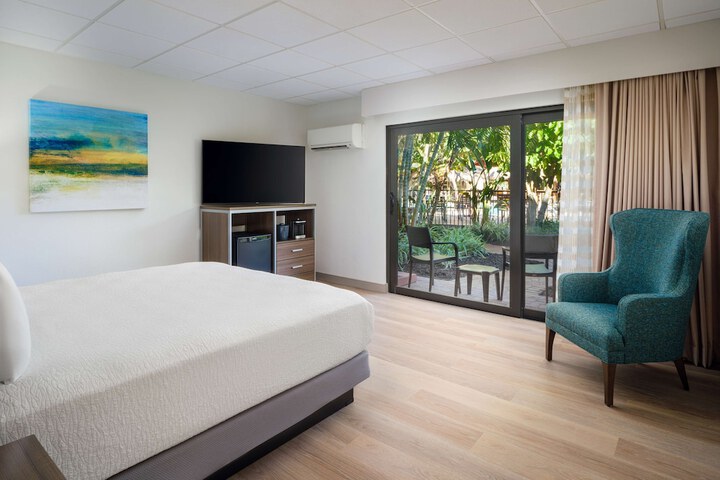 1 King Bed High Speed Internet Accessible Microwave and Refrigerator, Coffee Maker Iron and Ironing Board Hairdryer Full Breakfast (3 of 16)