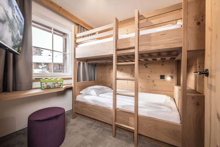 Room 13 of 77