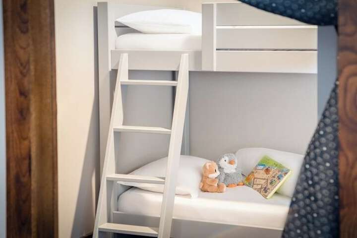 Room 10 of 32