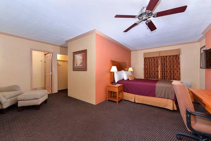 1 King Bed (5 of 10)