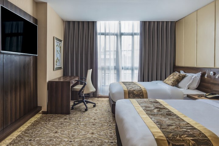 Room 2 of 33