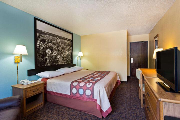 1 Queen Bed Accessible Room (1 of 4)