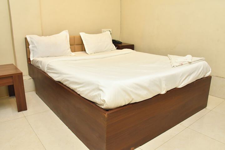 Room 5 of 9