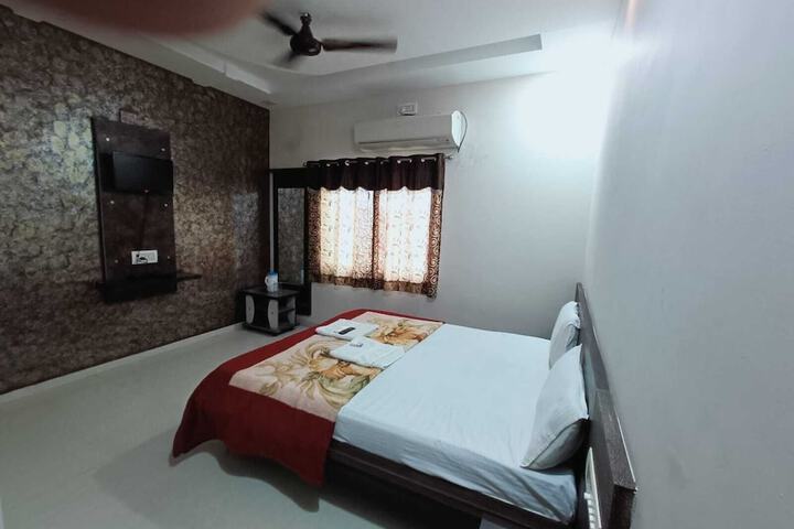 Room 9 of 27