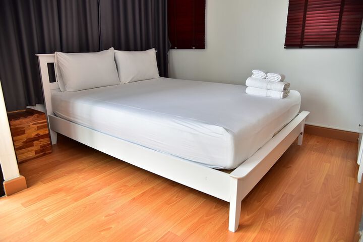 Room 8 of 33