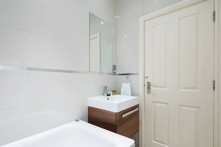 The Kensington Gardens - Modern & Bright 2bdr Flat