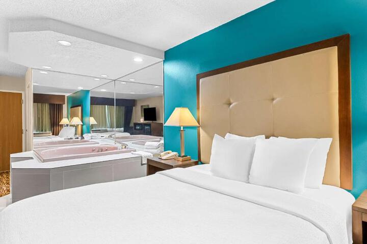 1 Queen Bed Shower Microwave and Refrigerator Flat Screen Television High Speed Internet Accessible Full Breakfast (3 of 20)