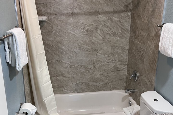 1 Queen Bed (7 of 30)