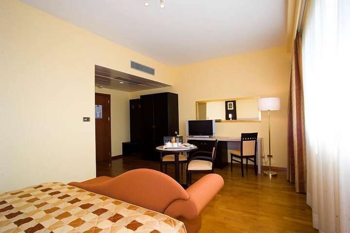 Room 9 of 16