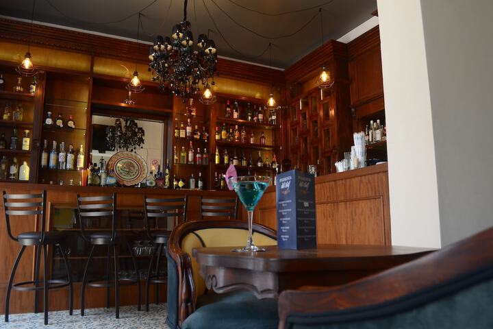 Lounge 33 of 47