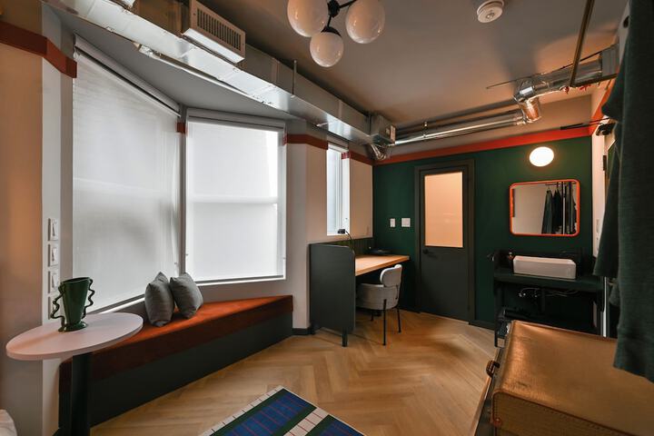 Room 25 of 40