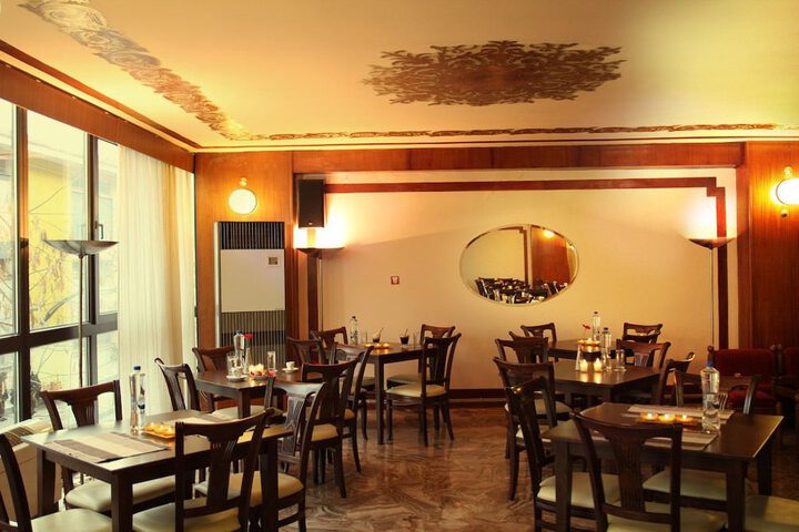 Dining 22 of 32