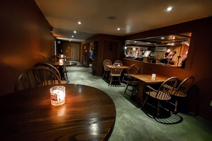 Lounge 102 of 153
