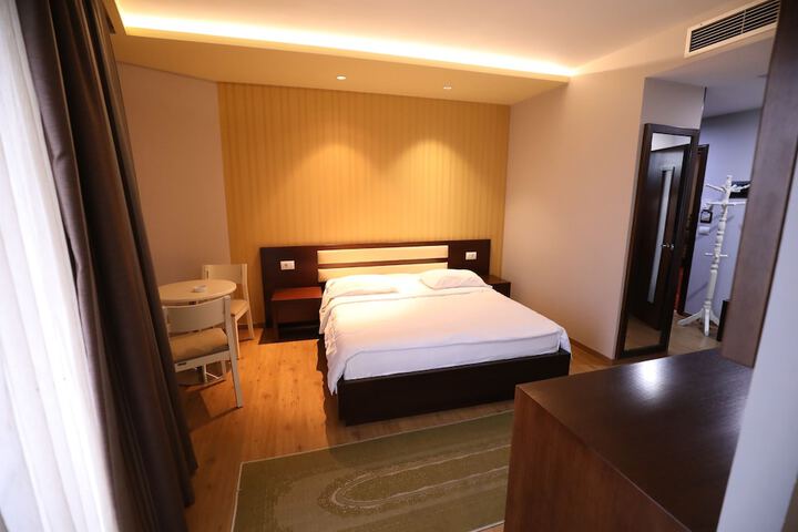 Room 33 of 86