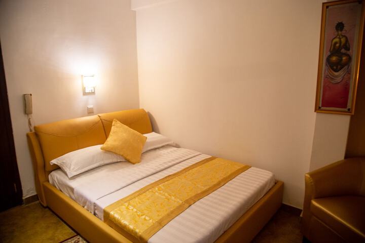 Room 6 of 11