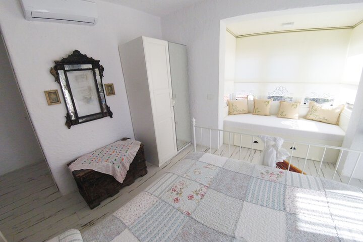 Room 28 of 77
