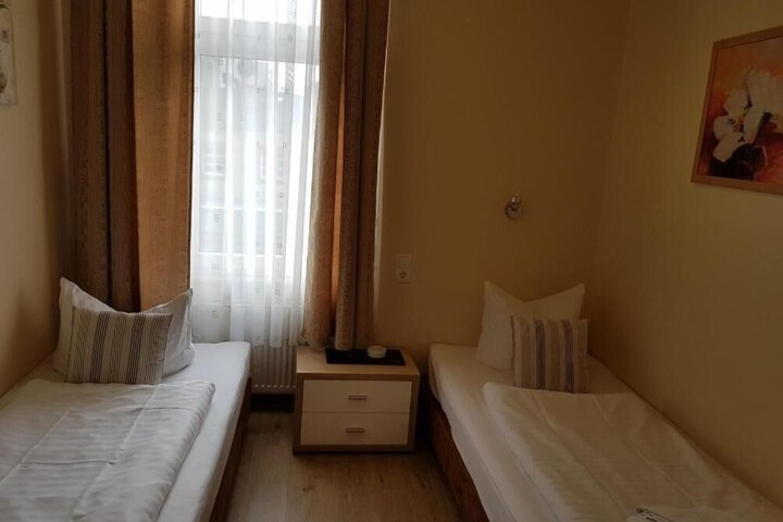 Room 10 of 33