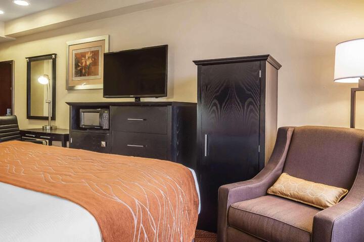 1 King Bed (13 of 17)