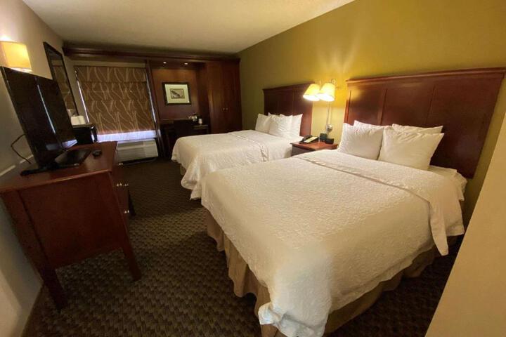 2 Double Beds Bathtub (6 of 12)