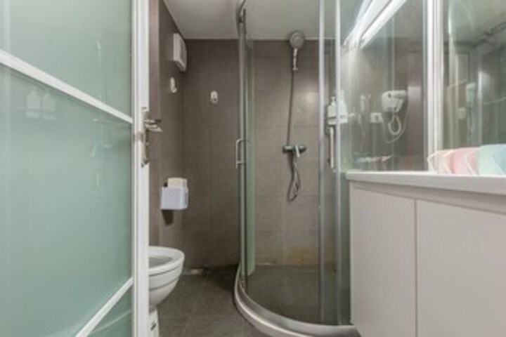 Room 3 of 60