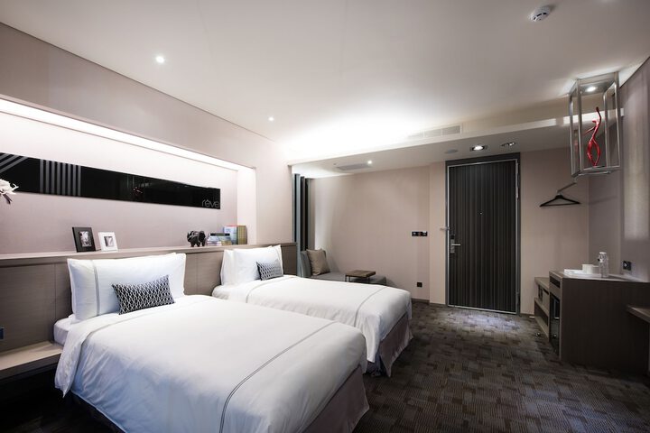 Room 6 of 32