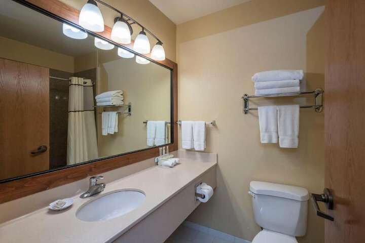 Executive King Bed (4 of 7)