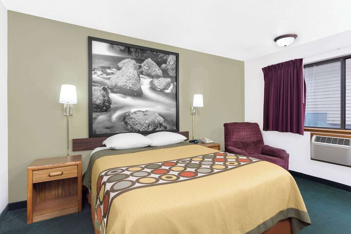1 Queen Bed (5 of 15)
