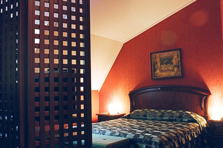 Room 4 of 42