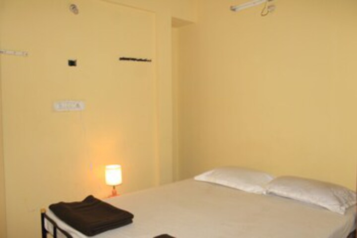 Room 7 of 12