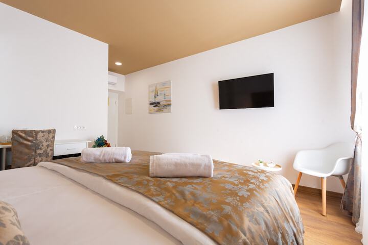 Room 12 of 33