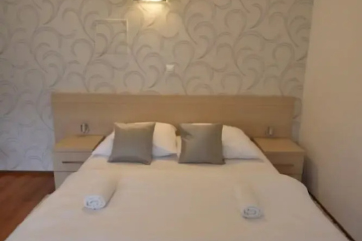 Room 4 of 13