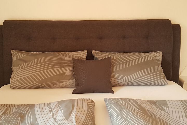 Room 6 of 27
