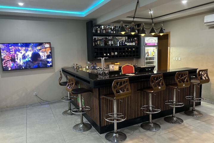 Lounge 12 of 14