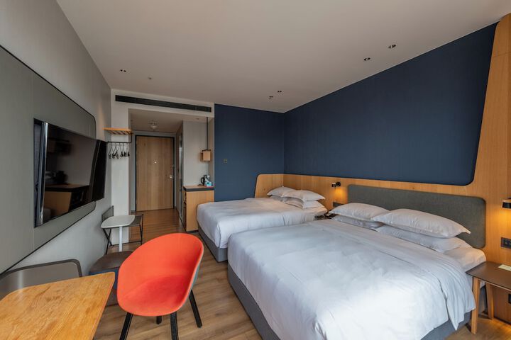 Room 25 of 82