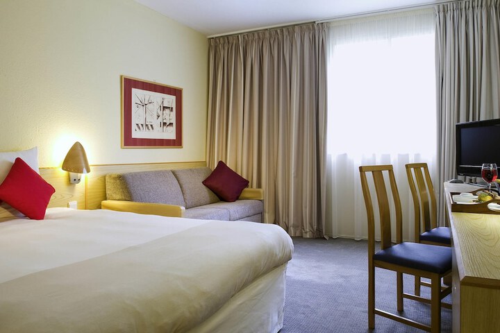Room 12 of 115