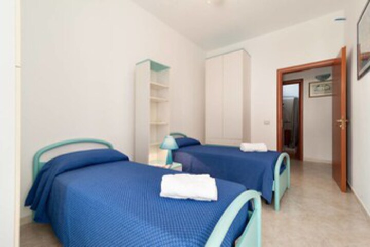 Room 9 of 27