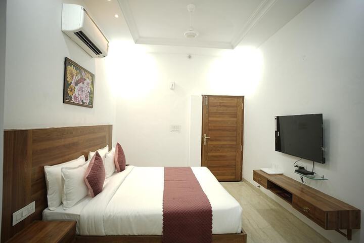 Room 6 of 27