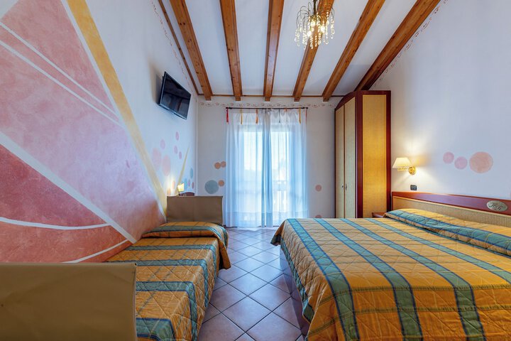 Room 2 of 39